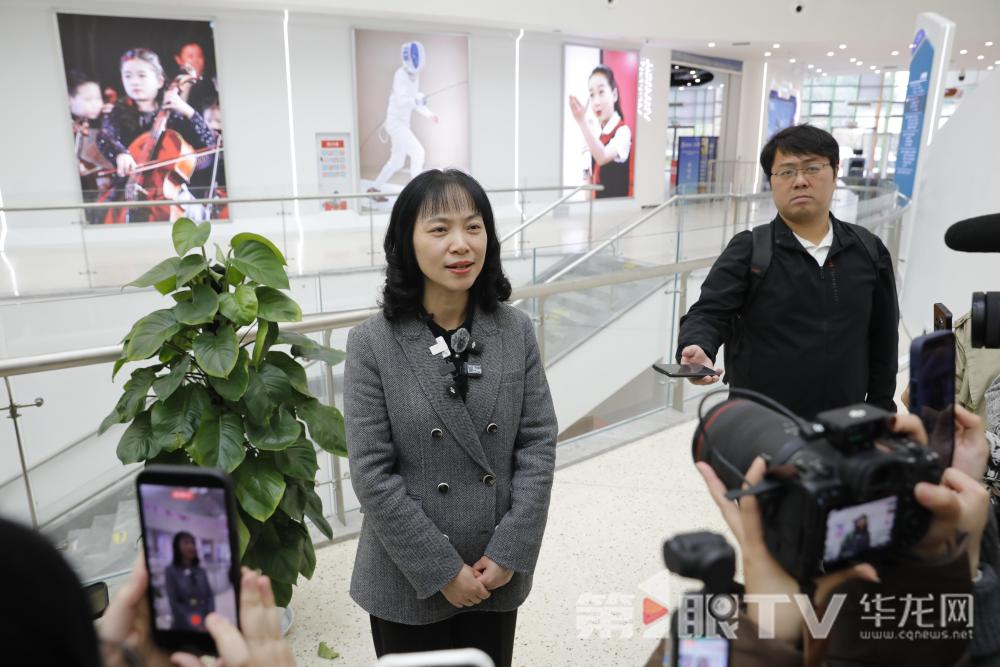 市教委国际合作与交流处副处长江燕。第1眼TV-华龙网记者 石涛 摄