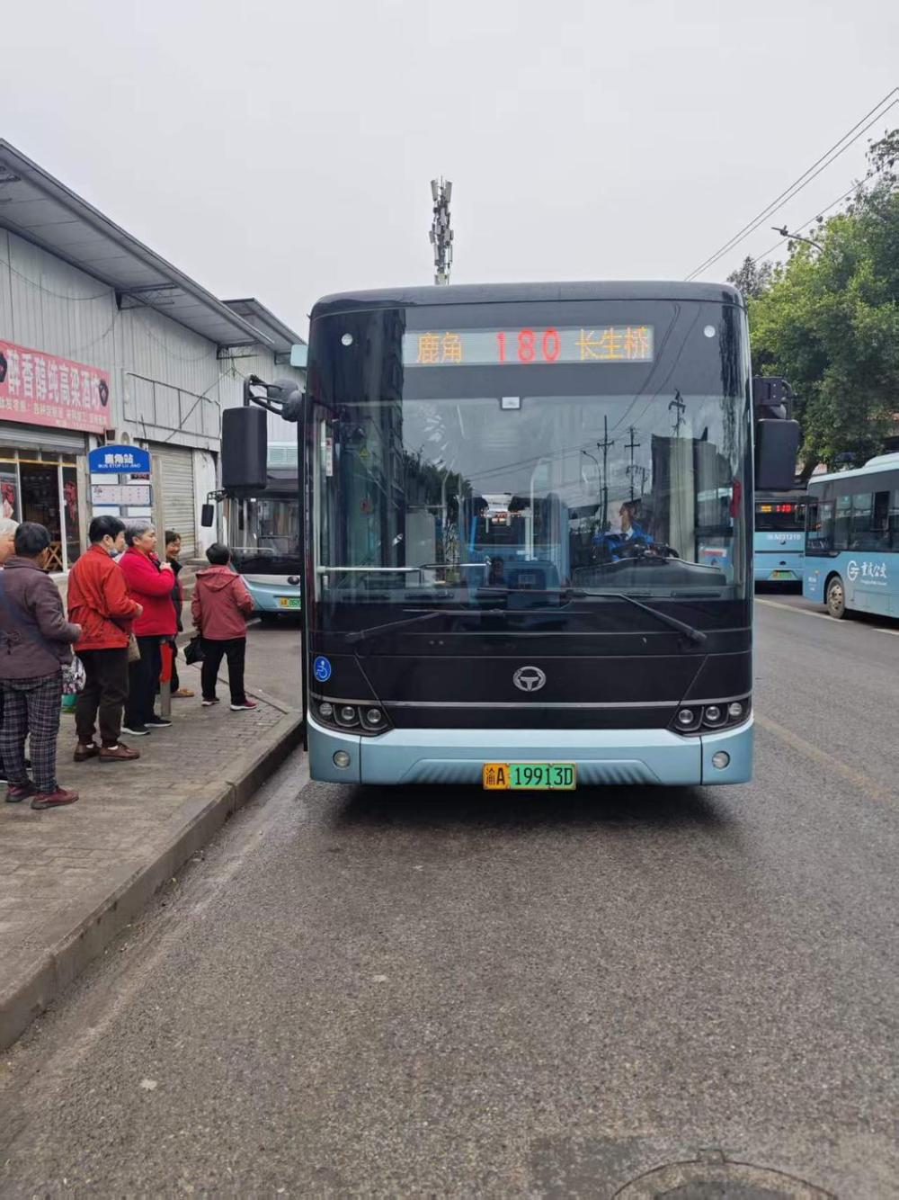 公交180 线延长收班时间。受访者供图