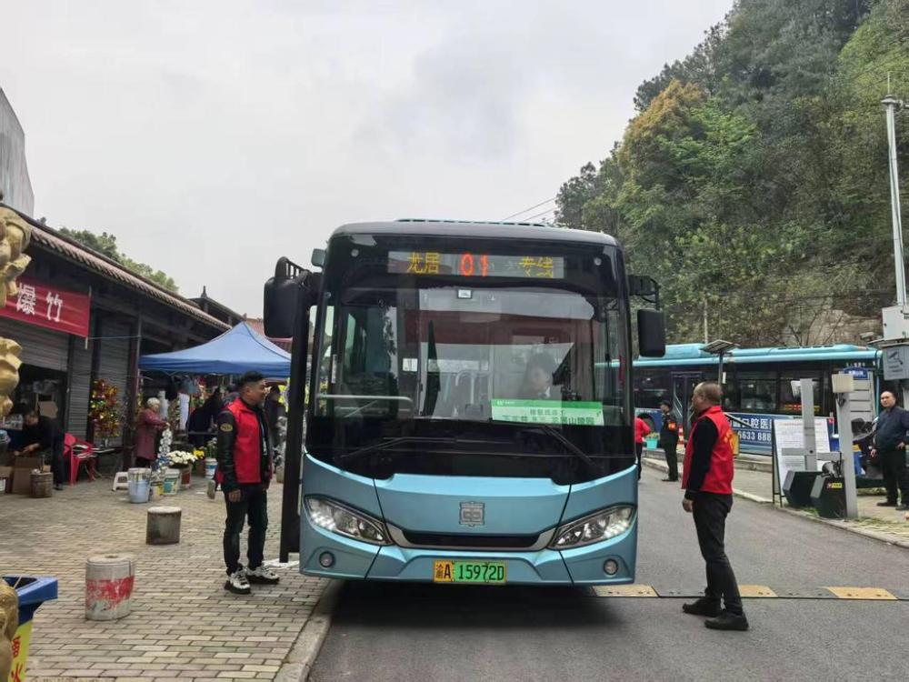 两条公交祭扫接驳线将开通。受访者供图