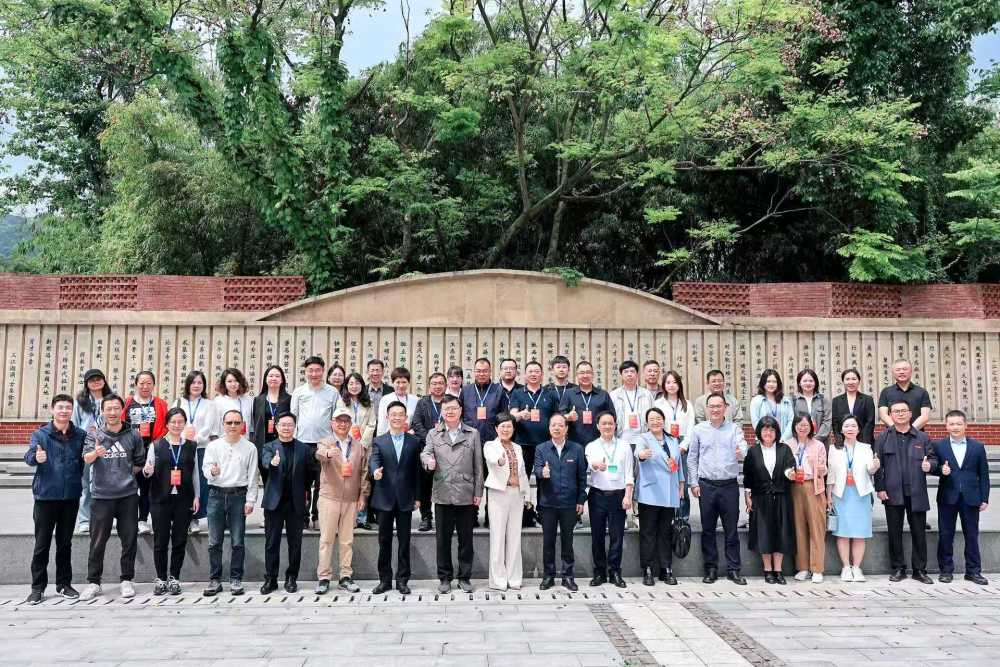 来自全国各地的晚报界同仁、文化新闻领域专家及传媒学者在重庆人文科技学院合影