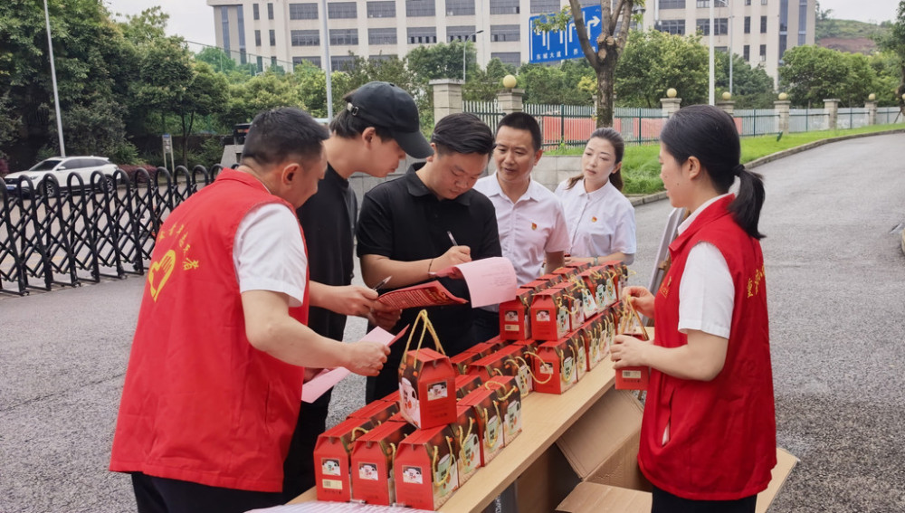 公交志愿者收集企业员工出行建议。受访者供图