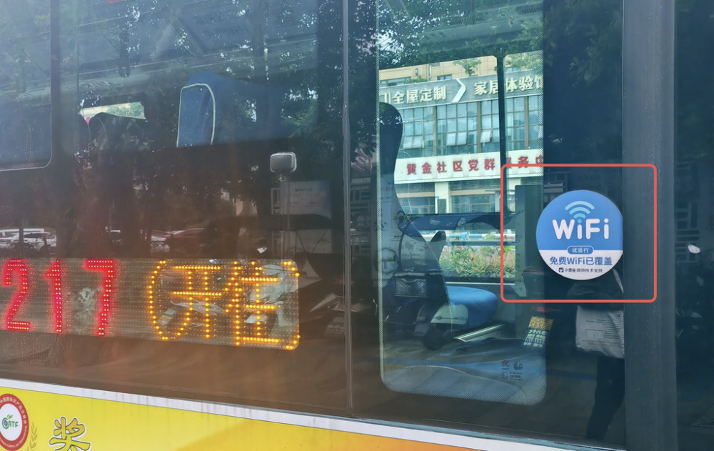 安装了Wi-Fi设备的公交车上贴有醒目的标识。受访者供图