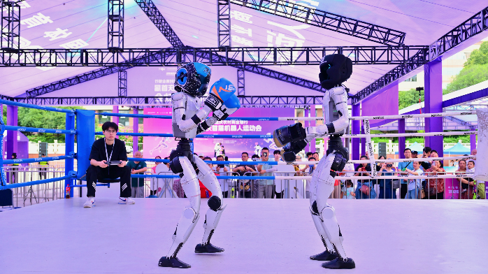 自主投篮、与李雪芮打乒乓球……近百台机器人亮相2026年重庆首届机器人运动会