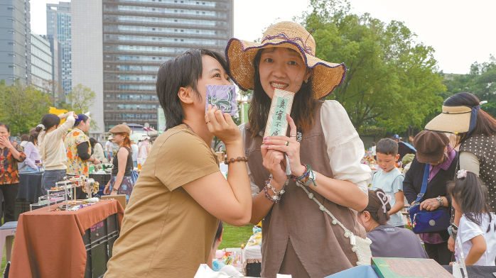 慢新闻丨逛二手集市 年轻人寻找另一种生活