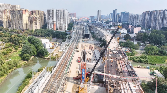 重庆交通眼丨成渝中线高铁跨沙河特大桥顺利合龙